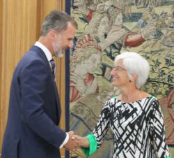 Su Majestad el Rey recibe el saludo de la fiscal general del Estado, María José Segarra Crespo