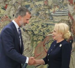 Su Majestad el Rey recibe el saludo de la primera ministra de Rumanía, Viorica Dăncilă