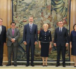 Su Majestad el Rey junto a la primera ministra de Rumanía, Viorica Dăncilă, y las delegaciones española y rumana