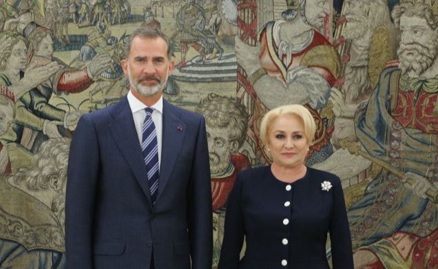Su Majestad el Rey junto a la primera ministra de Rumanía, Viorica Dăncilă