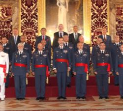 Su Majestad el Rey junto a la comisión de la XXX promoción de la Academia General del Aire asistente a la audiencia