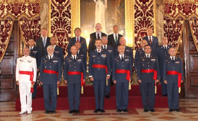 Su Majestad el Rey junto a la comisión de la XXX promoción de la Academia General del Aire asistente a la audiencia