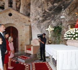 Sus Majestades los Reyes ante la imagen de la Santina