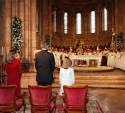 Los Reyes y sus hijas, la Princesa de Asturias y la Infanta Doña Sofía, durante la ceremonia celebrada en la Basílica de Santa María de la Real de Cov