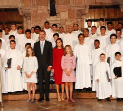 Los Reyes y sus hijas, la Princesa de Asturias y la Infanta Doña Sofía, con un grupo de niños de la Escolanía