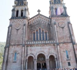 Fotografía de grupo ante la Basílica de Santa María de la Real de Covadonga