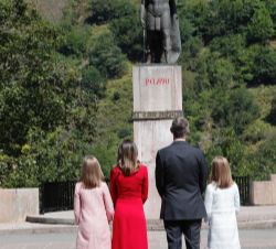 Sus Majestades los Reyes y sus hijas, Sus Altezas Reales la Princesa de Asturias y la Infanta Doña Sofía ante la estatua de Don Pelayo