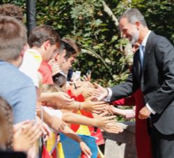 Don Felipe recibe el saludo del público en su trayecto a la Casa Capitular