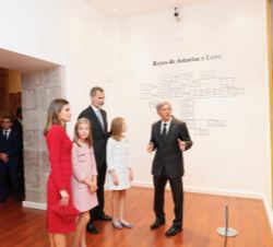 Sus Majestades los Reyes y Sus Altezas Reales la Princesa de Asturias y la Infanta Sofía durante su recorrido por la exposición de la serie cronológic