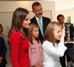 La Princesa de Asturias observa una cámara durante su recorrido por la exposición fotográfica "Covadonga real y mística"