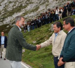 Don Felipe recibe el saludo del presidente del Principado de Asturias, Javier Fernández, a su llegada al Lago Enol