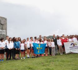 Fotografía de grupo de Sus Majestades los Reyes y Sus Altezas Reales la Princesa de Asturias y la Infanta Sofía con un grupo de scouts, niños y jóvene
