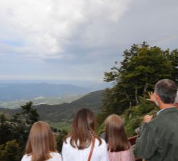 Los Reyes y sus hijas, observan el paisaje desde el mirador del Parque Nacional