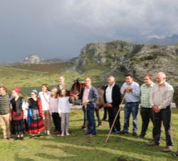 Fotografía de grupo de Sus Majestades los Reyes y Sus Altezas Reales la Princesa de Asturias y la Infanta Sofía con ganaderos del Parque Nacional