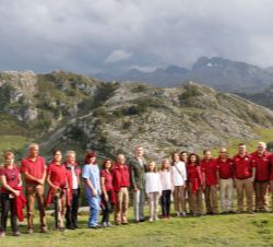 Sus Majestades los Reyes y Sus Altezas Reales la Princesa de Asturias y la Infanta Sofía con trabajadores del Parque Nacional