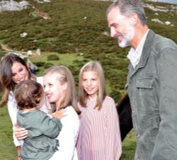 La Princesa de Asturias coge a una niña en brazos durante su recorrido