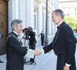 Su Majestad el Rey recibe el saludo del presidente del Tribunal Supremo y del Consejo General del Poder Judicial, Carlos Lesmes
