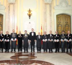 Su Majestad el Rey junto a los miembros de la Sala de Gobierno del Tribunal Supremo
