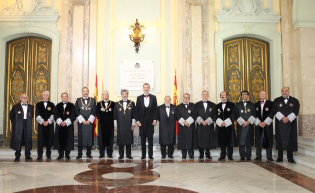 Su Majestad el Rey junto a los miembros de la Sala de Gobierno del Tribunal Supremo