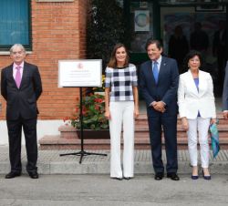Su Majestad la Reina junto a las autoridades tras descubrir una placa conmemorativa de la visita