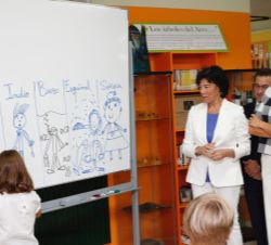 Doña Letizia, durante la vista, comtempla una de las actividades que realizan los alumnos de Primaria