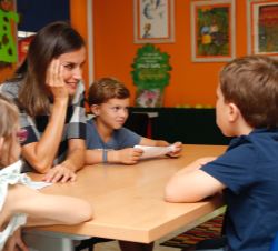 Doña Letizia con los alumnos durante la visita