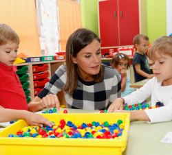 Doña Letizia con los alumnos de Infantil