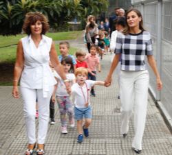 Doña Letizia durante el recorrido exterior con los niños