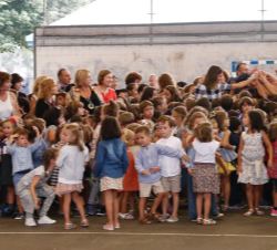 Doña Letizia, en el exterior, con los alumnos