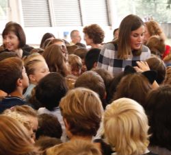 Doña Letizia conversa conversa con los niños