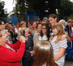 Su Majestad la Reina con las personas que le esperaban a la finalización del acto