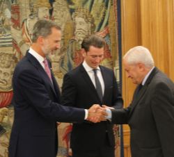Su Majestad el Rey recibe el saludo del secretario de Estado de Asuntos Exteriores, Fernando Martín Valenzuela Marzo