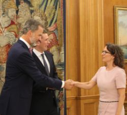 Su Majestad el Rey recibe el saludo de la asesora de Asuntos Europeos en el Gabinete del Canciller Federal, Barbara Kaudel-Jensen