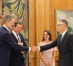 Su Majestad el Rey recibe el saludo del embajador de la República de Austria en España, Christian Ebner