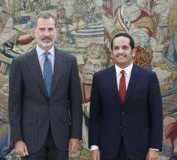 Su Majestad el Rey junto al Vice Primer Ministro y Ministro de Asuntos Exteriores del Estado de Catar, Su Excelencia el Jeque Mohammed Bin Abdulrahman