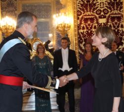 Su Majestad el Rey recibe la Carta Credencial de manos de la embajadora de la República de Serbia, Katarina Lalić Smajević