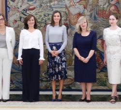 Doña Letizia junto a la representacion de la Asociación “Professional Women’s Network Madrid”