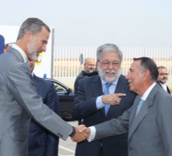 Su Majestad el Rey recibe el saludo del presidente del Grupo Ybarra Alimentación, Antonio Gallego