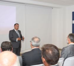 Su Majestad el Rey en primera fila de asientos durante la presentación de la nueva fabrica por parte del presidente del Grupo Ybarra Alimentación, Ant