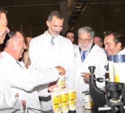 Su Majestad el Rey durante su recorrido por la línea de envasado de mayonesas y salsas