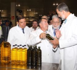 Su Majestad el Rey durante su recorrido por la línea de envasado de aceites
