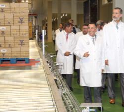 Su Majestad el Rey observa los robots paletizados