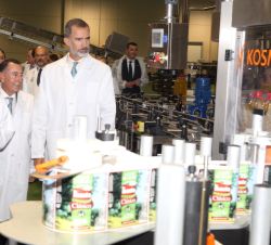 Su Majestad el Rey durante su recorrido por la línea de envasado de aceites
