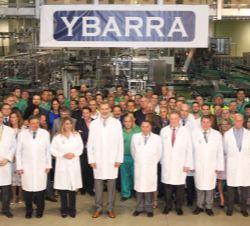 Fotografía de grupo de Su Majestad el Rey con las autoridades y una representación de los trabajadores de la fábrica