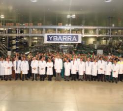 Fotografía de grupo de Su Majestad el Rey con las autoridades y una representación de los trabajadores de la fábrica