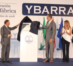 Su Majestad el Rey descubre una placa conmemorativa de la inauguración de la nueva fábrica de Ybarra