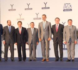 Fotografía de grupo de Su Majestad el Rey con el Comité de Dirección del Grupo Ybarra Alimentación
