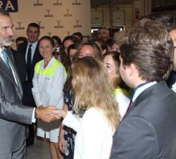 Su Majestad el Rey tras la visita, saluda a los trabajores de la fábrica de Ybarra