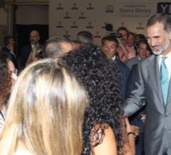 Su Majestad el Rey tras la visita, saluda a los trabajores de la fábrica de Ybarra