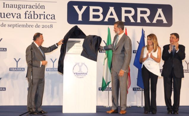 Su Majestad el Rey descubre una placa conmemorativa de la inauguración de la nueva fábrica de Ybarra